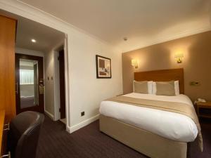 Postel nebo postele na pokoji v ubytování Birmingham Great Barr Hotel