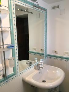 y baño con lavabo y espejo. en Elegante Villa al centro di Ischia Porto, en Isquia