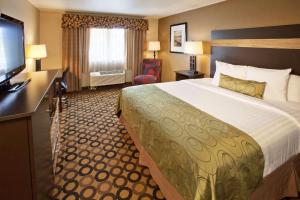 Katil atau katil-katil dalam bilik di Red Lion Inn & Suites Kent - Seattle Area