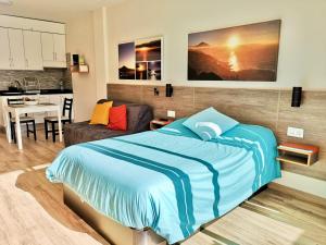 sypialnia z łóżkiem i salon w obiekcie Vista Paraíso by TOR w Puerto de la Cruz
