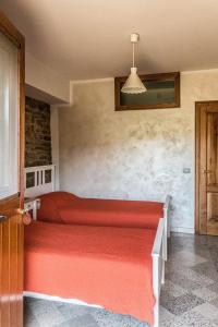 RutinoにあるCasale I Cirilloのベッドルーム1室(赤いベッド1台付)