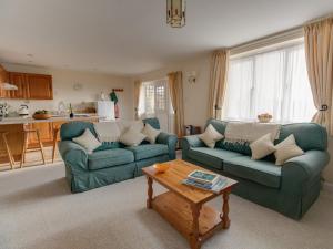 a living room with two couches and a coffee table at Willow Barn in Wincanton