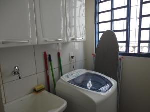 a small bathroom with a toilet and a sink at Ipê Rosa Apartamento in Brasilia