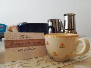 グロッターリエにあるCasa Caracciolo B&Bのコーヒーとテーブルの上の看板 +10枚の写真