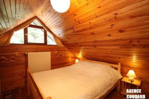 Llit o llits en una habitació de chalet le balcon du Sancy - location du samedi au samedi - linge de lits fournis - option ménage fin de séjour non proposée