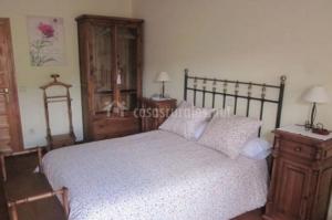um quarto com uma cama e um armário de madeira em La casa de Martina em Pedraza