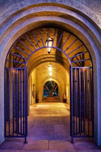 una entrada a un edificio con un arco en Luxury Condos by Meridian CondoResorts- Scottsdale, en Scottsdale