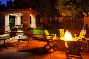 eine Feuerstelle auf einer Terrasse mit Stühlen und einem Tisch in der Unterkunft Luxury Condos by Meridian CondoResorts- Scottsdale in Scottsdale