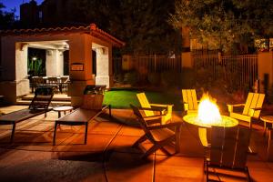una hoguera en un patio con sillas y mesa en Luxury Condos by Meridian CondoResorts- Scottsdale, en Scottsdale