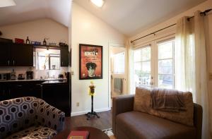 sala de estar con sofá y ventana en Willow Glen Private Studio, en San José