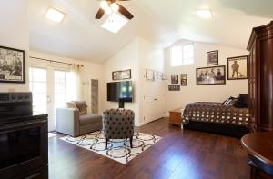 uma sala de estar com um sofá e uma televisão em Willow Glen Private Studio em San José
