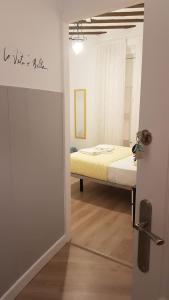 1 dormitorio con 1 cama en la esquina de una habitación en Pensión Cádiz, en Cádiz