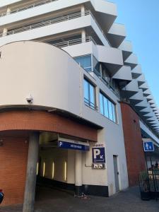 un bâtiment avec un panneau de stationnement devant lui dans l'établissement Hotel Wilson Square, à Toulouse