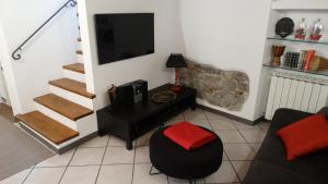 salon z telewizorem, kanapą i stołkiem w obiekcie LUCAS LUXURY HOUSE w mieście Nicola