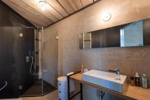 Koupelna v ubytování ROSTAGNI 1834 apt with pool in the Barolo region