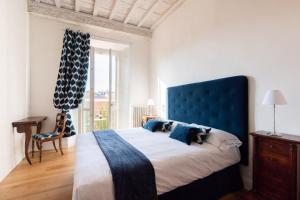 Lovely apartment with balcony 객실 침대