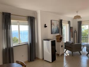 een woonkamer met uitzicht op de oceaan bij Seaside doors in Vila Real de Santo António