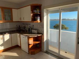 een keuken met uitzicht op de oceaan bij Seaside doors in Vila Real de Santo António