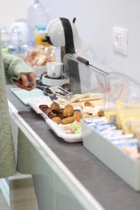 una persona está preparando comida en un mostrador en Solli Bed & Breakfast, en Palermo