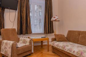 - un salon avec un canapé, deux chaises et une table dans l'établissement Apartament Brama Chlebnicka, à Gdańsk