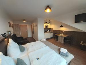 Postel nebo postele na pokoji v ubytování Appartment Vermietung Lütje