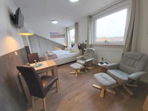 een woonkamer met een bank en een tafel en stoelen bij Appartment Vermietung Lütje in Büsum