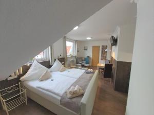 een slaapkamer met een bed met twee handdoeken erop bij Appartment Vermietung Lütje in Büsum