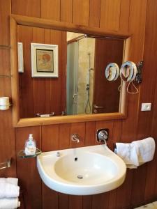 ein Bad mit einem Waschbecken und einem Spiegel in der Unterkunft La Piccola Florida in Sanremo