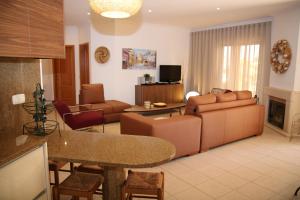 sala de estar con sofá y mesa en Casa dos Pinheiros, Sesmarias, Albufeira, en Albufeira