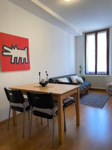 jadalnia ze stołem, krzesłami i kanapą w obiekcie Feltre House w mieście Feltre