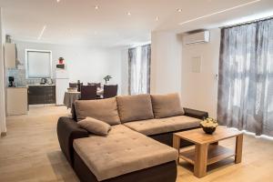 a living room with a couch and a kitchen at Bilić S in Dugi Rat