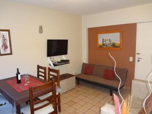 een woonkamer met een bank en een eetkamer bij Depto en Parque Central in Mendoza