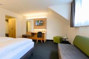 Cette chambre comprend un lit et un bureau. dans l'établissement Romantik Hotel & Restaurant Sternen, à Kriegstetten