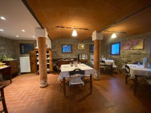 San ClementeにあるIl Podere Calvanellaの部屋にテーブルと椅子があるレストラン