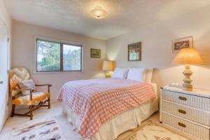 Ένα ή περισσότερα κρεβάτια σε δωμάτιο στο Humboldt Bay Retreat