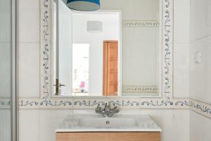 een badkamer met een wastafel en een spiegel bij Soul of Lisbon - V in Lissabon