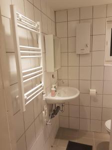 Kúpeľňa v ubytovaní Fewo Be Happy! Kleiner Bungalow mit eigener Terrasse im Grünen!