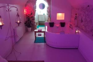 a pink bathroom with a tub in a pink room at villa balnéo vieil antibes in Antibes
