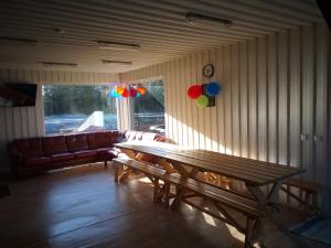 - un salon avec une table en bois et un canapé dans l'établissement Kõveri Holiday Center, à Kõveri