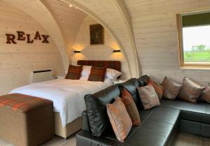 Tempat tidur dalam kamar di Caithness View Luxury Farm Lodges and BBQ Huts