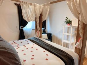 Un dormitorio con una cama con rosas. en La Maisonnette Enchantée en Prez-vers-Siviriez