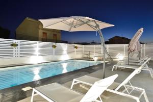 Bazén v ubytování Scala dei Turchi Luxury Home nebo v jeho okolí