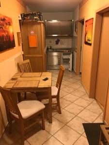 eine Küche mit einem Tisch und Stühlen im Zimmer in der Unterkunft Ferienwohnung Boddenzander in Dändorf