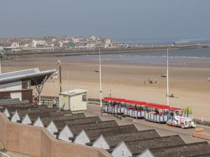 ein Bus am Strand neben einem Strand geparkt in der Unterkunft Cosy Coast Cottage in Bridlington