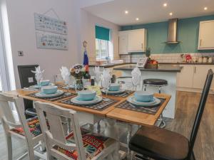 een keuken met een tafel met blauwe gerechten erop bij Cosy Coast Cottage in Bridlington