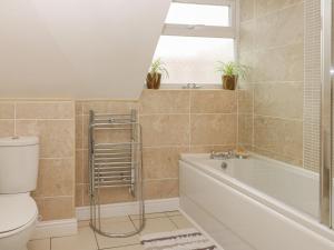 ein Badezimmer mit Badewanne, Toilette und Waschbecken in der Unterkunft Cosy Coast Cottage in Bridlington + 11 Fotos