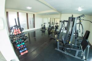 een fitnessruimte met diverse loopbanden en hometrainers bij Hotel Eldorado in Paracatu
