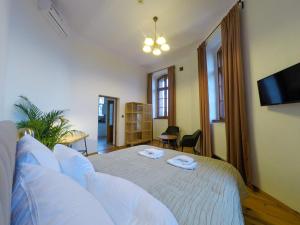 um quarto com uma cama com duas toalhas em Apartamenty w Wieży em Świdnica