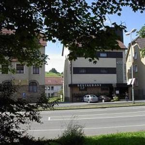 una calle con un edificio al lado de una carretera en Hotel Barbarina en Tübingen