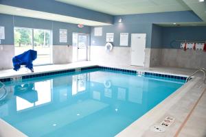 una grande piscina con acqua blu di Holiday Inn Express & Suites - Bensenville - O'Hare, an IHG Hotel a Bensenville